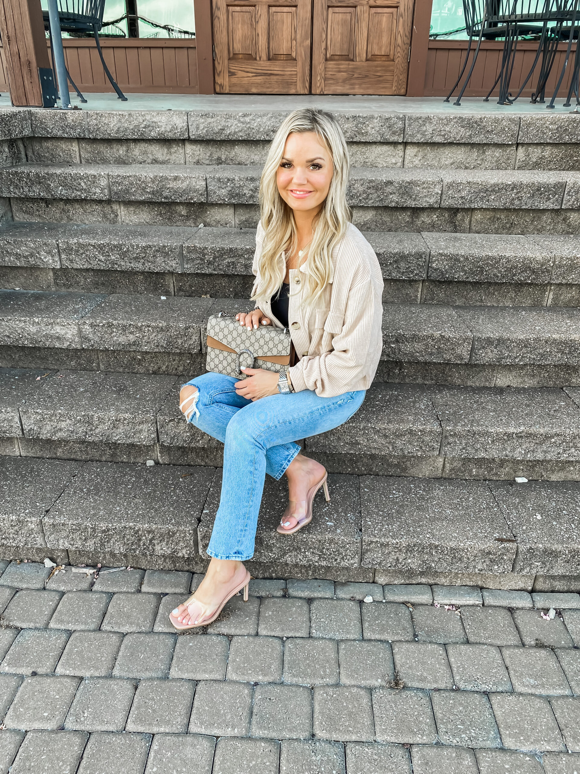 Outfit: rose gold Tevas and boyfriend jeans - THE STYLING DUTCHMAN.